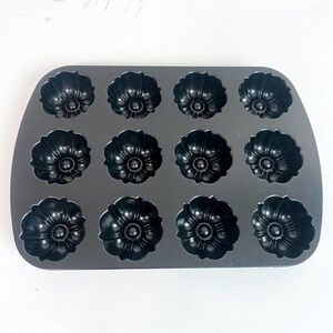 Non-Stick Black Flower Muffin Pan